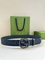 特 Gucci 宽度3.8Cm 这款宽版腰带饰有双G细节，交织字母图案配件令其更添魅力。这款配饰现已成为Gucci的高辨识度单品，一面采用Gg Supreme帆