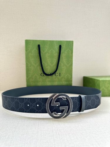 特 Gucci 宽度3.8Cm 这款宽版腰带饰有双G细节，交织字母图案配件令其更添魅力。这款配饰现已成为Gucci的高辨识度单品，一面采用Gg Supreme帆