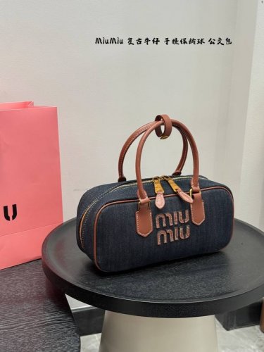 配盒 Size：28*12Cm Miumiu复古牛仔长柄腋下保龄球 公文包 Miu又来抢钱了新款公文包 来咯 ！ 背起来都很Nice 哦 出场就是Miumiu小