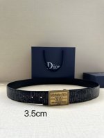 宽度3.5Cm 这款腰带扣是Dior新款单品，延续经典设计，采用“Cd Icon”标志造型，以复古色精心打造。可与各式35毫米腰带搭配，提升格调，打造优雅精致的