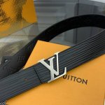 本款 Lv Initiales 宽度4.0Cm 双面腰带拥有xl Epi皮革的较大粒面纹理，以移印工艺描绘路易威登标识，翻转即现monogram压纹图案，搭配抛
