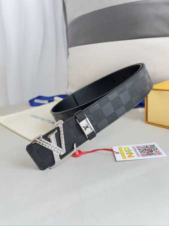 品名： Lv..路易..威登腰带皮带原单 型号：挂扣，经典纯钢材质镶钻字母挂扣，头层牛皮，图片实物拍摄 材料：头层牛皮，挂扣系列，纯钢材质扣头，钯镀电镀工艺永不 - 点击图像关闭