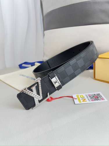 品名： Lv..路易..威登腰带皮带原单 型号：挂扣，经典纯钢材质镶钻字母挂扣，头层牛皮，图片实物拍摄 材料：头层牛皮，挂扣系列，纯钢材质扣头，钯镀电镀工艺永不