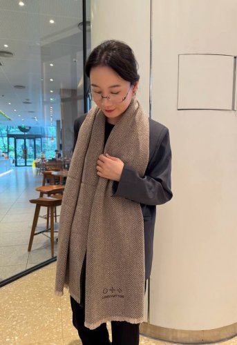 Lv羊绒围巾送给重磅上新，爆款爆款，渠道极品硬货～出口意大利直供专柜尾单到手数量极少，客供面料100%羊绒，手感软糯，经“颤栗”处理，增加了色彩的鲜艳度一直以严