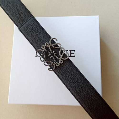 品牌:罗意威 价格特 尺寸:带宽32mm 正品尺寸 五金材质:专柜精品扣，真空电镀，工艺精细 带身材质:天然头层牛皮，质感十足，手感柔软。时尚个性，经典百搭！可