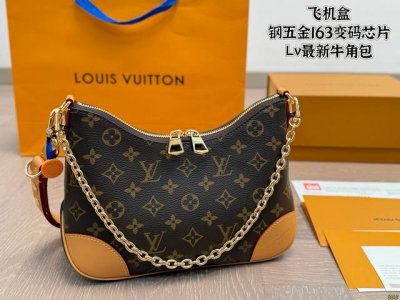 飞机盒 钢五金163变码芯片 Lv 最新断货王，听我的一定要入，已经帮你们去对比过了，直接省了一万多的最新牛货！柜上最新款，最最最好看的新款牛角包！！ ！ 包型
