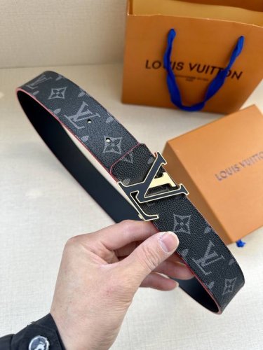 特 Lv Broken 双面腰带令 Lv 字母搭扣 腰带的边染色彩互为映衬。Monogram 图案帆布和牛皮革提供两式格调