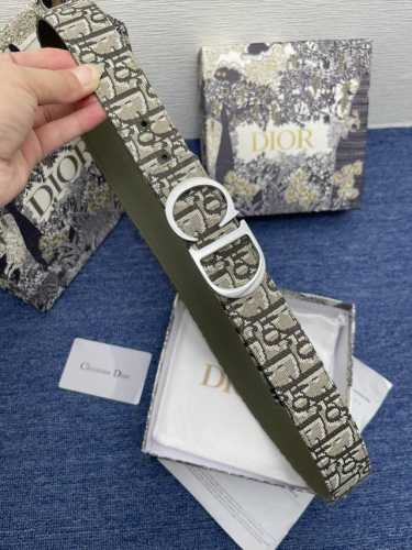 迪奥550 3.5Cm。特 这款 Montaigne Avenue 腰带从同名手袋汲取灵感，采用黑色光滑 牛皮革精心制作，质感柔软，设计优雅，饰以富有光泽的新款