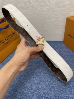 品牌 Lv 3 0Cm 描述 这款饰有Lv带扣的腰带配以水牛皮衬里 覆以Monogram 牛皮 展现细腻的品牌特质 是牛仔裤的理想配件 lv字母带扣 monog