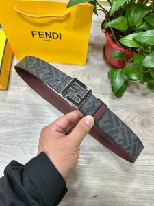 fendi 芬迪 专柜同款 宽4.0Cm 双环正反用腰带 Ff按钉搭扣 黑色Cuoio Romano皮革材质 反面面料带有烟草黄和黑色Ff图案 四方金属饰面 时