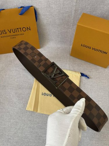 特 男装艺术总监 Virgil Abloh 为自己设计的 Lv Pyramide 搭扣增添简明框架，令 Lv Pyramide Frame 4.0宽腰带成为品牌