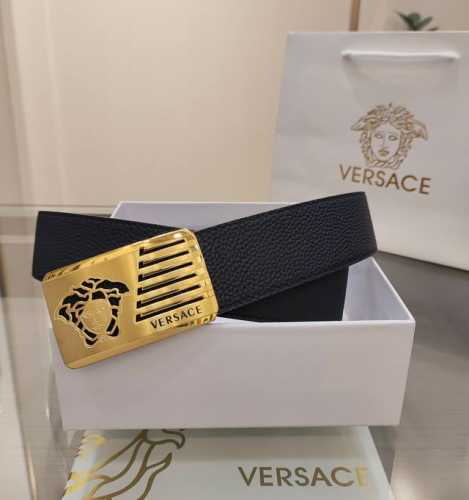 范思哲Versaec商务休闲、正装均可佩戴！腰带由柔软的小牛皮革制成，宽度4.0Cm ，扣头饰有立体美杜莎，采用真空电镀 ，时尚百搭！