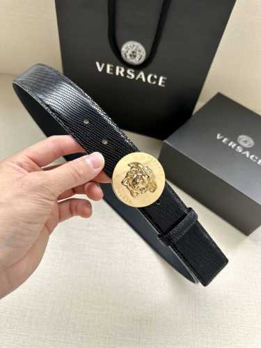 宽度4.0Cm Versaec 范思哲 此款时尚腰带由柔软的小牛皮革制成，饰有立体美杜莎原单钢扣 五金采用真空电镀 。