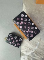 颜色 黑尺寸 19.5X10.5X2.5M12152 Zippy 钱包采用蓬松小羊皮制成，饰有字母组合图案压花。粉色压花效果更亮眼 带金色 Lv Circle
