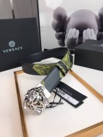 此款粒面牛皮革腰带配有一枚3D美杜莎带扣。饰有Gold Hibiscus印花。此印花代表不断的演进，用芙蓉花对往季的Barocco印花加以重新诠释，尽显特色。4