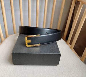 特 Prada 普拉达 专柜最新款 这款腰带精致低调 优雅摩登 简约时尚的金属带扣配有刻字徽标 勾勒精致细节 是Prada男士成衣系列的理想配饰 宽4.0