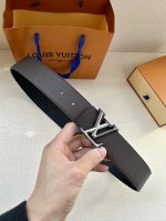 特 奢华款现代 Taurillon 皮革，饰以雅致大方的标志性 Lv 首字母。柔软结实的皮带，可搭配从礼服到休闲装各种服饰