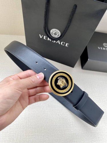 宽度4.0cm 范思哲 此款平纹皮底 腰带饰有标志性的Versace美杜莎头像扣，彰显品牌格调。是一款精美的衣橱必备单品。