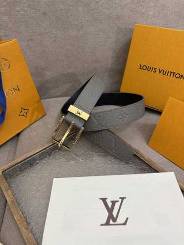 -Lv 3.5腰带，Slender 可翻转皮带线条流畅，风格现代，具备无与伦比的多样性。采用深沉的灰色皮革制成，一侧表面光滑，另一侧则压印有Monogram图案