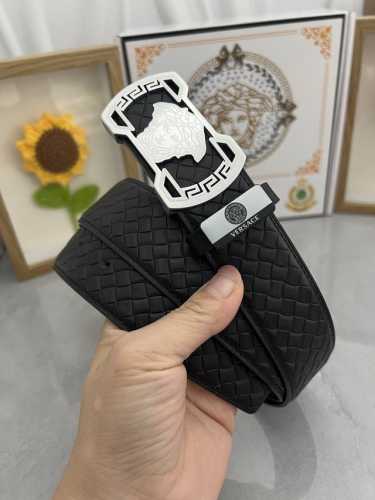 品名：Versace.范思哲 材质：原单牛皮腰带 百分百头层牛皮腰带保证真皮，24K纯钢扣，专柜原单品质、做工精细，时尚大牌，送人自用首选 包装： 请认准如图专