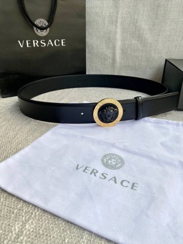 宽度4.0Cm Versace 范思哲 此款山羊皮腰带的搭扣饰有品牌标志性的金 银色闪光Virtus五金配件。