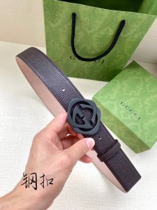 皮带宽度3.8Cmgucci在春夏系列，品牌标志性的双G菱形钢扣标识经重新诠释后，以光彩夺目的金色调呈现在这款男士黑色光面皮革腰带上。