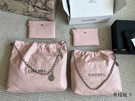 Chanel 垃圾袋 22手袋正品皮限定色粉色 皮质细腻有光泽，既柔软又耐磨，两者兼具 简简单单的外观却藏着不少设计师的高级设计，镂空的 Chanel Logo - 点击图像关闭