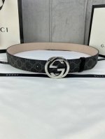 宽度4.0Cm Gucci Marmont系列每一季都会推陈出新，为灵感源于70年代的标志性Gg钢扣配件注入现代精髓。这款Gg Supreme帆布腰带反面采用黑