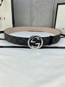 宽度4.0Cm Gucci Marmont系列每一季都会推陈出新，为灵感源于70年代的标志性Gg钢扣配件注入现代精髓。这款Gg Supreme帆布腰带反面采用黑