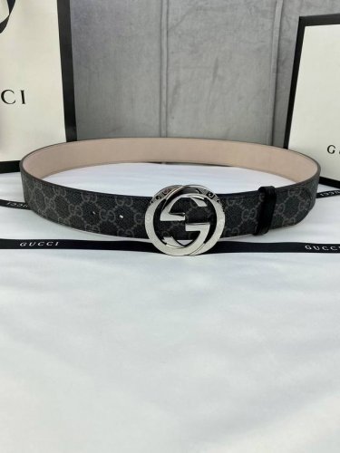宽度4.0Cm Gucci Marmont系列每一季都会推陈出新，为灵感源于70年代的标志性Gg钢扣配件注入现代精髓。这款Gg Supreme帆布腰带反面采用黑