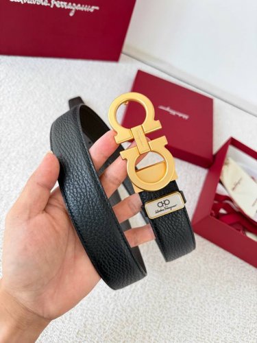 品名：菲拉格慕.Ferrgamo腰带 皮带 原单 型号：挂扣，纯铜材质经典挂扣，实物拍摄，头层牛皮 材料：百分百头层牛皮，保证真皮。纯铜材质，真空电镀永不掉色，