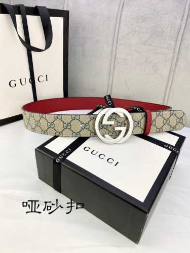 特 宽度4.0Cm Gucci 双面腰带，一侧为Gg Supreme帆布，反面一侧为枣红色头层小牛皮。配以互扣式双G带扣。