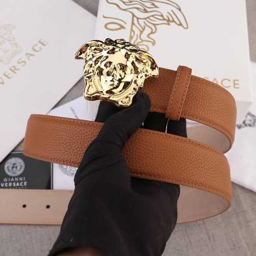宽度4.0Cm Versaec 饭范思哲 此款荔枝纹纹腰带由柔软的小牛皮革制成，饰有立体美杜莎搭扣。