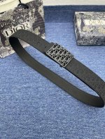 迪奥550 3. 5Cm 特 这款 30 Montaigne Avenue 腰带从同名手袋汲取灵感，是二零二三年秋季新品。采用黑色光滑 牛皮革精心制作，质感柔软