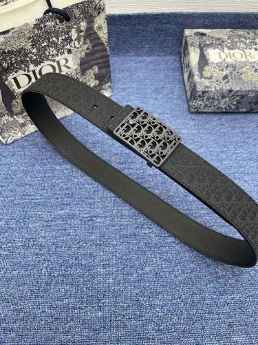 迪奥550 3. 5Cm 特 这款 30 Montaigne Avenue 腰带从同名手袋汲取灵感，是二零二三年秋季新品。采用黑色光滑 牛皮革精心制作，质感柔软