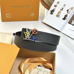 原版包裝1.0 L0Uis Vuitt0N 專櫃最新升級版本 寬度40Mm 原廠小荔枝紋Togo皮壓大花紋內襯進口柔軟小牛皮底 搭配新款七彩字母搭扣 百搭易襯！