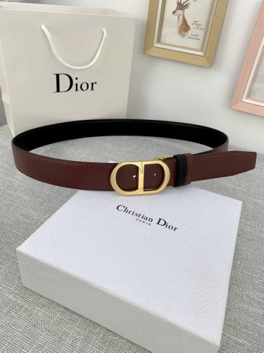 宽度3.5Cm Dior粒面触感牛皮革“Cd”皮带，搭配cd镂空扣，平纹粒面小牛皮底触感牛皮
