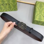 Gucci 古驰 3.0Cm 这款双面皮革腰带从品牌典藏细节汲取灵感，巧妙融入双G环抱滴胶扣，搭配双面配色皮革