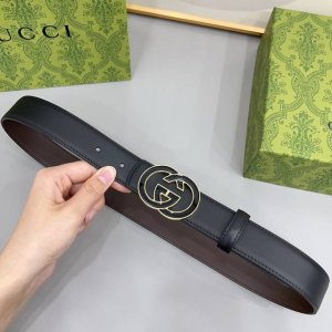 Gucci 古驰 3.0Cm 这款双面皮革腰带从品牌典藏细节汲取灵感，巧妙融入双G环抱滴胶扣，搭配双面配色皮革