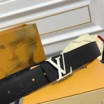 驴牌男士新款腰帶 寬度4Cm 訂製帆布面料飾有全新的圖案效果 颜色纯正 衬托進口小牛皮配色底 搭配精緻的字母搭扣 手感极佳 搭配專櫃最新原版禮品盒