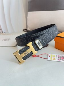 品名： 爱玛仕.Hermes腰带 皮带 原单 型号：挂扣，经典纯钢材质扣头，双面头层牛皮，图片实物拍摄 材料：双面头层牛皮，挂扣系列，纯钢材质扣头，钯镀电镀工艺