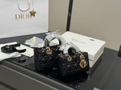 配盒 迪奥Lady羊皮纹 横版戴妃包 Dior款新包型 两根包带 我喜欢短的那根～ 一只很“我”的包爱了 尺寸:17Cm 22Cm