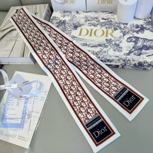 新款D字母这款 迪奥Montaigne Mitzah 发带丝巾从标志性的 Dior 精品店地址汲取灵感，老花字母配条纹的款式经典，造型修长，可与各种时尚造型搭配