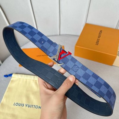 特 寬度：40Mm Lv Pyrmide Truck L Oeii雙面腰帶 進口面料飾有藍色標誌性圖案 襯托進口柔軟小牛皮底壓格紋 整體相呼應 全新搭扣 締造獨