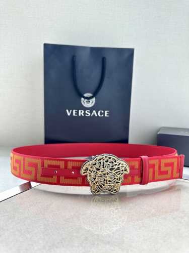 带宽3.8Cm Versace 范思哲 此款缎带腰带风格十分休闲，饰有标志性希腊回纹图案，可搭配休闲单品或高腰正装。 闭合式佩戴 希腊回纹图案 材质：100%聚