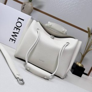 罗家新款中号柔软牛皮革 Madrid 手袋 Madrid 具有柔软的结构感梯形造型，采用角撑设计，搭配可调节提手和 Pebble 磁扣。此大号版本采用柔软牛皮革