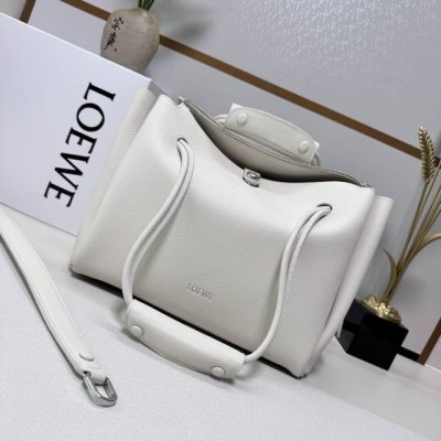 罗家新款中号柔软牛皮革 Madrid 手袋 Madrid 具有柔软的结构感梯形造型，采用角撑设计，搭配可调节提手和 Pebble 磁扣。此大号版本采用柔软牛皮革