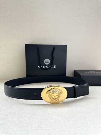 宽度：4.0Cm 范思哲 此款椭圆五金配件、腰带饰有标志性的versace美杜莎头像扣，彰显品牌格调。是一款精美的衣橱必备单品。 - 点击图像关闭