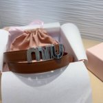 Miu Miu 这款皮革腰带是提升别致造型品味的理想之选。 醒目的标志性徽标装点搭扣，营造精致撞色与纹理效果。缕空m I U设计别致. 宽度: 2Cm 尺寸75