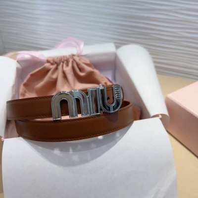 Miu Miu 这款皮革腰带是提升别致造型品味的理想之选。 醒目的标志性徽标装点搭扣，营造精致撞色与纹理效果。缕空m I U设计别致. 宽度: 2Cm 尺寸75